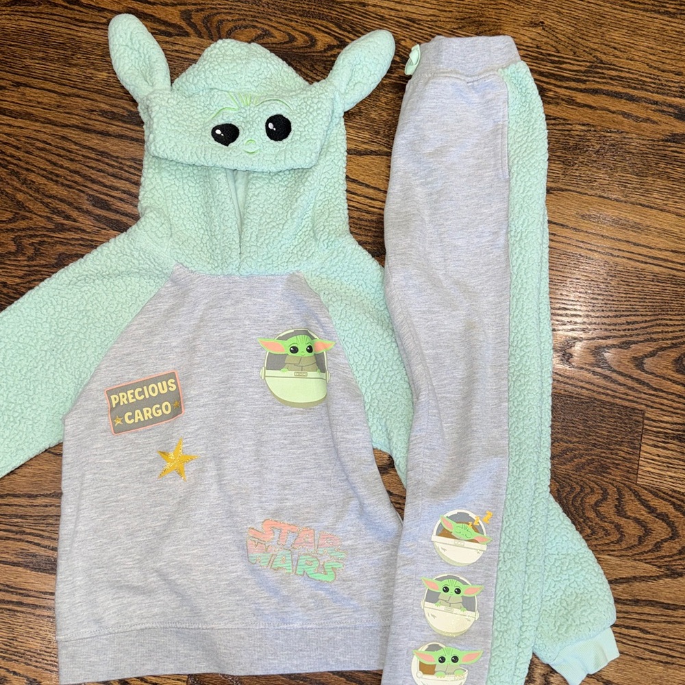 Grogu Star Wars Sweatsuit size 7/8 - Gray and Mint
